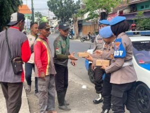 Propam Polres Pasuruan Gelar Baksos Pembagian Nasi Kotak Jelang Hari Bhayangkara