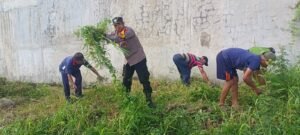 Bhabinkamtibmas Ponokawan Aiptu Iswahyudi Kerja Bakti Humanis Bersama Warga, Kapolsek Krian Apresiasi Kekompakan
