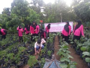 Ketua Ranting Bhayangkari Krembung Bersama Anggota Bhayangkari Rawat Tanaman P2L Dukung Program Asta Cita 