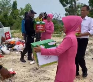 Hari Bhayangkara ke-79 Polres Lamongan Salurkan Bansos untuk Pemulung di TPA*