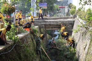 Sinergitas Polres Batu dan TNI di Hari Bhayangkara ke – 79, Peduli Lingkungan Bersihkan Sungai