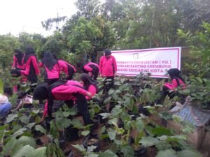 Wujud Dukungan P2L, Polsek Krembung dan Bhayangkari Turun Bareng ke Desa Lemujut 