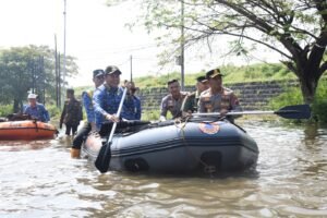 Pakai Perahu Karet, Bupati Subandi Susuri Banjir di Jalan Raya Porong
