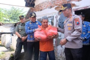HUT ke-79 Bhayangkara, Rehab 10 Rumah Tidak Layak Huni di Sidoarjo