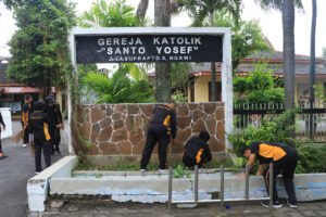 Polres Ngawi Gelar Bakti Religi di Hari Bhayangkara ke -79, Bersih – bersih di Sejumlah Tempat Ibadah