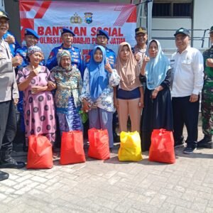 Isi Hari Bhayangkara Ke-79, Polresta Sidoarjo Gelar Pengobatan Gratis dan Bagikan Sembako di Balongbendo