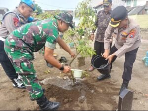 Jelang HUT Bhayangkara Polri, Polsek Krian Karya Bakti Tanam Pepohonan di Makam Desa Katerungan