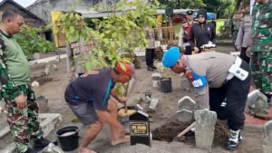 Bhakti Sosial HUT Bhayangkara: Forkopimka Krian dan Warga Hijaukan Makam Umum dengan Penanaman Pohon