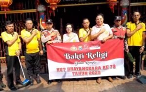 Polsek Krian Gelar Bakti Religi di Klenteng Teng Swie Bio Sambut HUT Bhayangkara ke-79