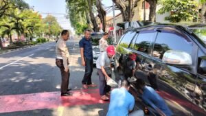 Sigap Polsek Sidoarjo Kota dan Piket Patroli Bantu Pengendara Mobil Yang Mogok Pinggir Jalan 