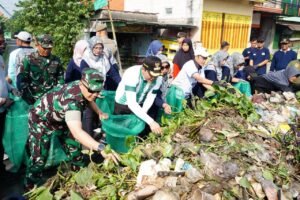 Bupati Subandi bersama Ratusan Orang Bersihkan sampah di Sungai Pelayaran