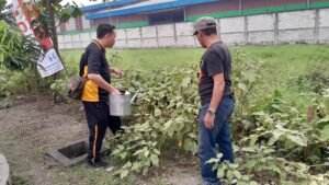 Bhabinkamtibmas Kelurahan Kemasan Bersama Warga Rawat Tanaman Terong untuk Dukung Ketahanan Pangan Nasional