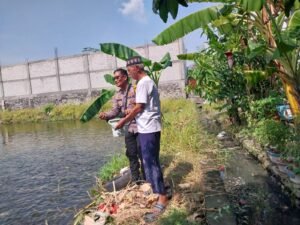 Bhabinkamtibmas Desa Sidokare Cek Petani Kolam ikan,Dukung Ketahanan Pangan