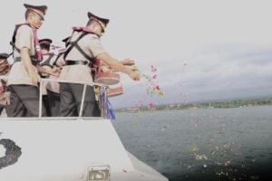 Peringati Hari Bhayangkara ke-79, Polresta Banyuwangi Tabur Bunga di Selat Bali