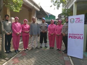 Bhayangkari Polsek Krian Gelar Anjangsana ke Rumah Aiptu Mulyo Pourwantoko dalam Rangka Hari Bhayangkara ke-79