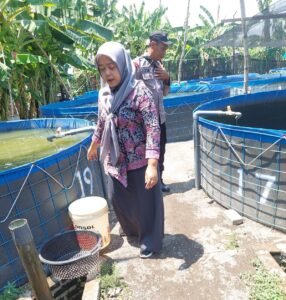 Bhabinkamtibmas Desa Jenggot Dampingi Petani Budidaya Ikan Lele
