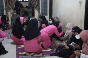 Penghormatan Terakhir untuk AIPDA Aziz oleh Kapolres Mojokerto dan Ketua Bhayangkari Cabang Mojokerto