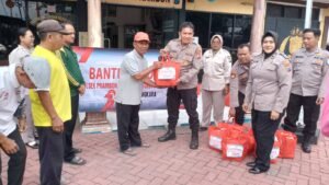 Peringati HUT Bhayangkara Polri ke 79, Polsek Prambon Salurkan Bansos Bagi Masyarakat Tak Mampu
