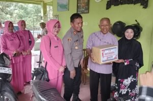 Peringati HUT Bhayangkara Polri ke 79, Polsek Prambon Anjangsana ke 5 Orang Purnawirawan Polri