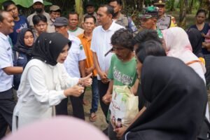 Wabup Hj. Mimik Idayana Blusukan ke Balongbendo, Janjikan Renovasi Segera untuk Dua Rumah Nyaris Roboh