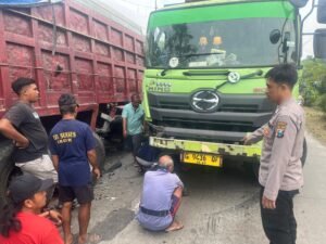Tabrakan Truck Fuso Desa Bulang, Libatkan Pemotor Terjatuh Luka Ringan 