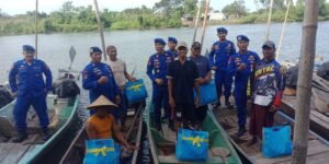 Peringati Hari Bhayangkara ke-79, Polairud Polresta Sidoarjo Bagikan Sembako untuk Nelayan di Tlocor Jabon