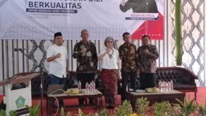 Anggota DPR RI Inda Kurnia Sosialisasi Program Makan Bergizi Gratis di Gedung Bulutangkis Desa Bangah 