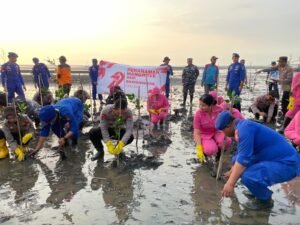 Jelang Hari Bhayangkara, Polres Situbondo Tanam Mangrove dan Bagi Bansos untuk Warga Pesisir