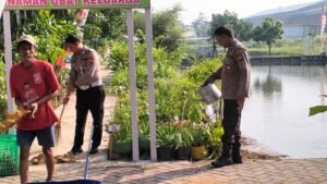 Dukung Ketahanan Pangan, Anggota Polsek Krian Lakukan Perawatan Lahan di Desa Ponokawan