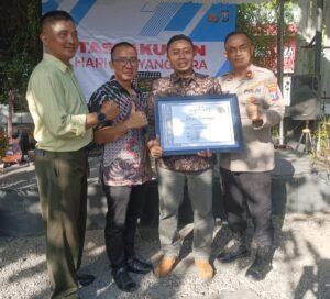 Kapolsek Krian Beri Penghargaan kepada Desa Sidomojo atas Layanan Kamtibmas 24 Jam