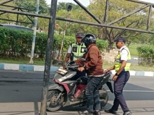 Petugas APS Lakukan Pemeriksaan Rutin di Gerbang Masuk Bandara Juanda Demi Tingkatkan Keamanan