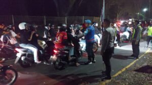 Humanis, Polisi Berhasil Bubarkan Pesilat yang Tutup Akses Jalan Malang – Blitar