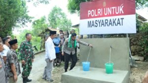 Polri Untuk Masyarakat : Polres Bangkalan Beri Bantuan Sumur Bor Atasi Krisis Air Bersih