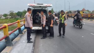Sat Lantas Polresta Sidoarjo Olah TKP Korban Yang Tewas Terjebur di Sungai Porong