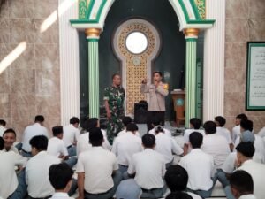 Kanit Binmas Polsek dan Babinsa Krembung Beri Siraman Rohani dan Sosialisasi Tertib Berlalulintas