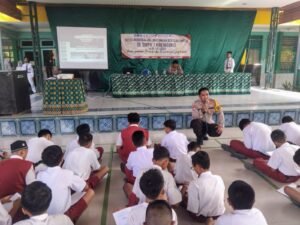 Kanit Binmas Beri Materi MPLS ke Siswa SMPN 1 Krembung, Tekankan Tertib Berlalulintas di Ops Patuh Semeru 2025