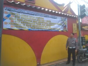 Sambut Operasi Patuh Semeru 2025, Polsek Krian Gencar Sosialisasi Keselamatan Lalu Lintas Lewat Spanduk