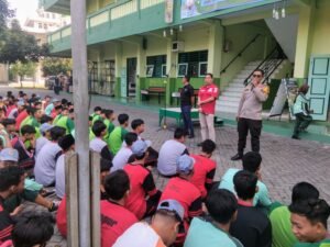 Kompak,Kanit Binmas dan Kanit Reskrim, Edukasi Bahaya Narkoba dan Patuhi Rambu Lalin di SMK Islam Krembung 