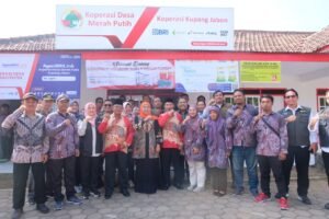 Gubernur Jawa Timur Khofifah Indarparawansa Kunjungi Kesiapan Koperasi Merah Putih Desa Kupang Jabon
