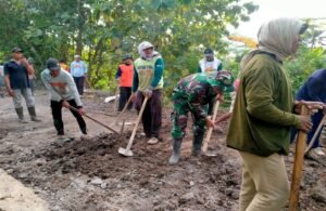 Babinsa Bumiayu Bersama Warga Antusias Gotong Royong Bersihkan Jalan Dusun Banaran