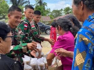 Berbagi Kasih di Hari Minggu, Satgas Yonif 131/Brajasakti Hangatkan Hati Warga Papua