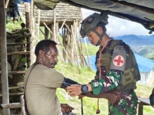 Satgas TNI Gelar Pelayanan Kesehatan, Bantu Warga Weni Yang Derita Sakit Gigi 3 Minggu