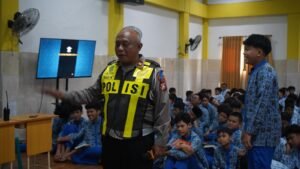 Kanit Lantas Polsek Taman Edukasi Tertib Lalu Lintas dan Anti-Bullying ke Siswa Baru SMP Muhammadiyah 2 