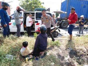 Kapolsek Taman Sigap Tangani Korban Laka Lantas di Jalan Raya Trosobo