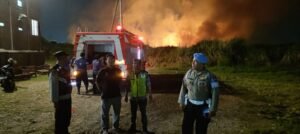 Polsek Krian dan Tim Gabungan Sigap Tangani Kebakaran Ilalang di Bekas Pabrik Gula Krian
