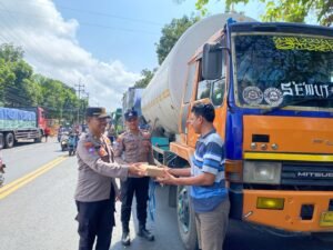 Polisi Peduli : Polresta Banyuwangi Berbagi Nasi Kotak untuk Sopir Truk di Jalur Pelabuhan Ketapang