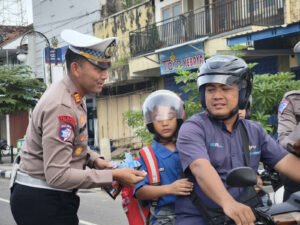 Polres Ponorogo Sampaikan Pesan dan Cinderamata kepada Pengendara di Penghujung Operasi Patuh Semeru 2025