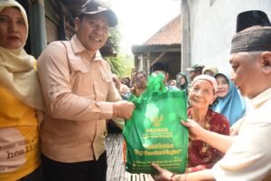 Bupati Subandi Tinjau dan Bantu Rehab Rumah Dua Warga Kurang Mampu di Tarik
