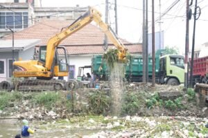 Pemkab Sidoarjo Rutin Bersihkan Sungai Kanal Porong