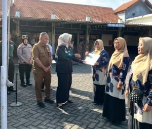 Peringati Hari Keluarga Nasional ke 32, Kecamatan Gedangan Beri Piagam Penghargaan ke IMP